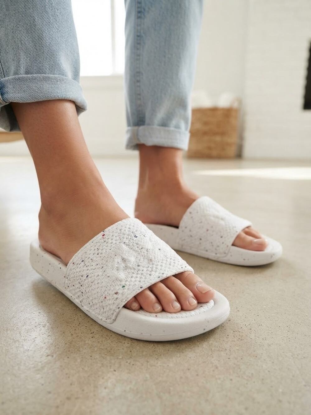 APL women’s techloom slides white confetti $195 sz 6